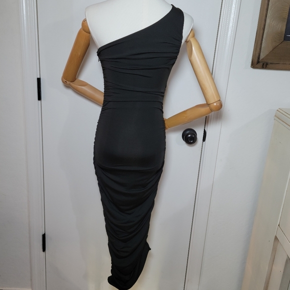 Oh Polly One-Shoulder Ruched Midi Black Dress Size 0 - Picture 5 of 9